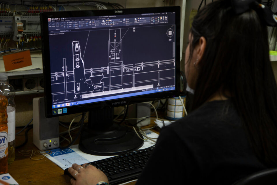 Mujer utilizando un software de diseño